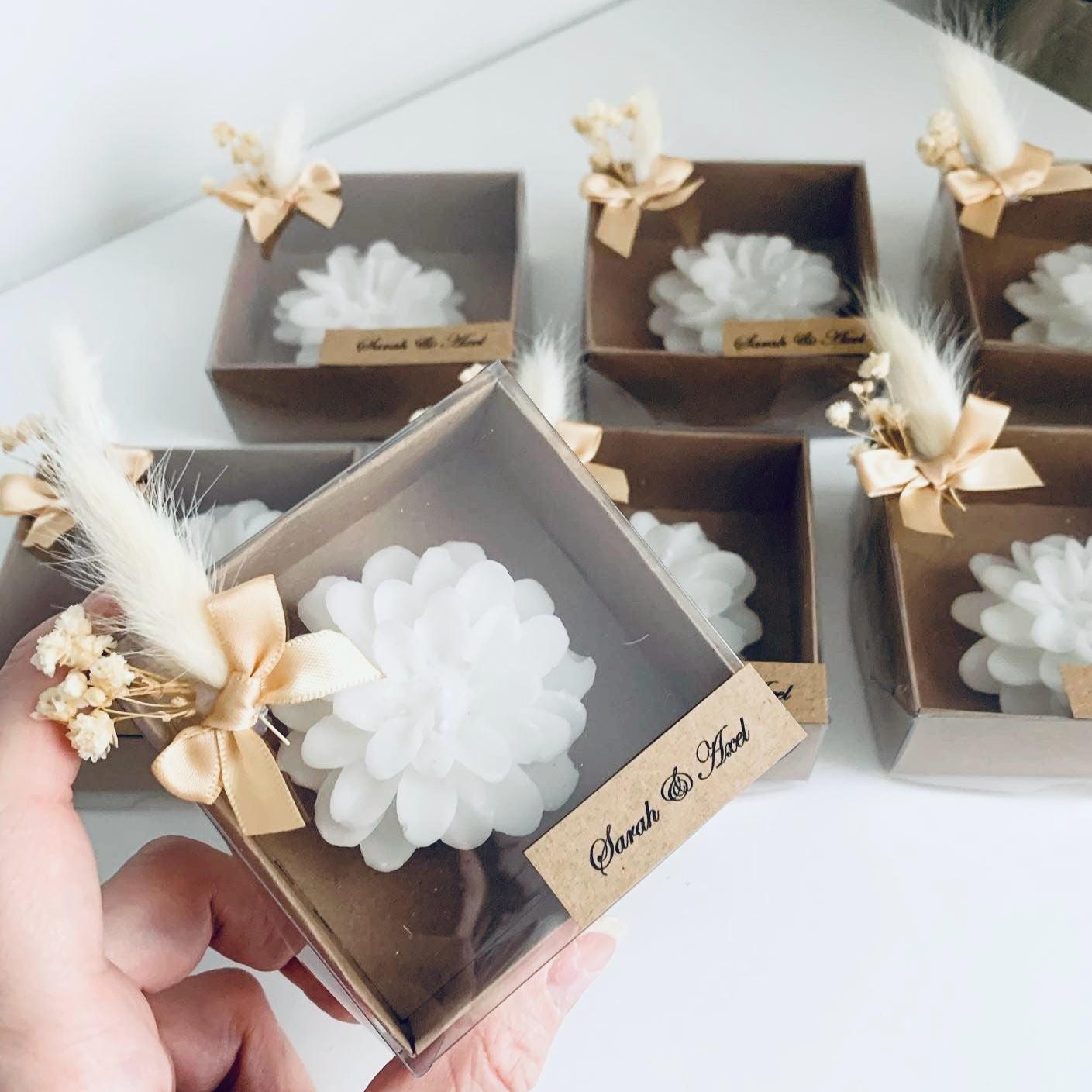 Bougie Rosace personnalisée avec étiquette en carton marron, fleurs séchées et nœud en soie, cadeau invité mariage