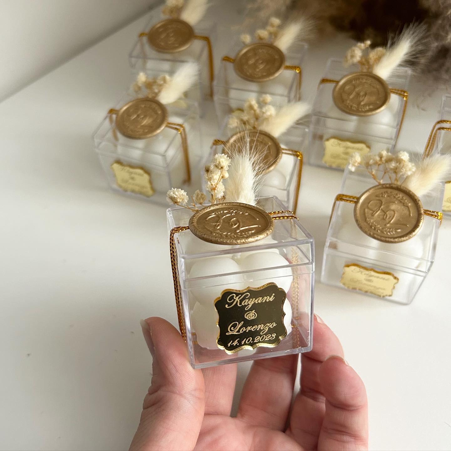 Bougie Écrin d’Or personnalisée avec boîte transparente et cachet doré – cadeau invité mariage
