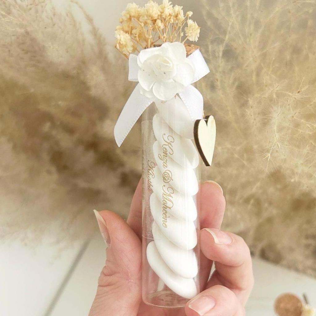 Tube Dragée Blanco personnalisé avec fleurs séchées, nœud en satin et étiquette transparente, cadeau invité mariage