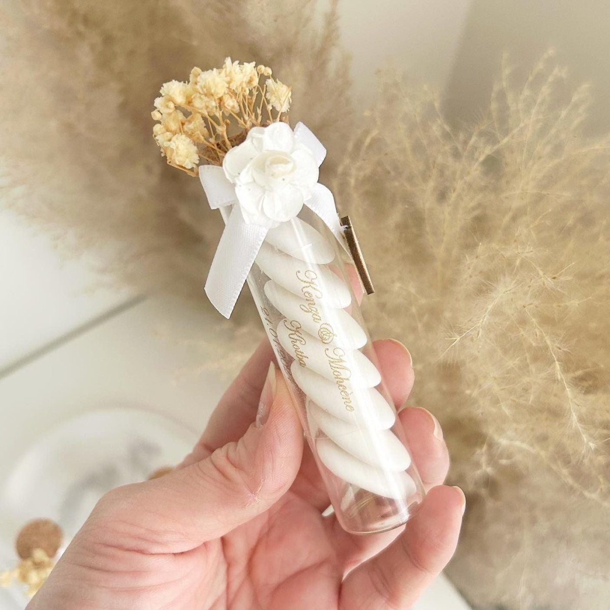 Tube Dragée Blanco personnalisé avec fleurs séchées, nœud en satin et étiquette transparente, cadeau invité mariage