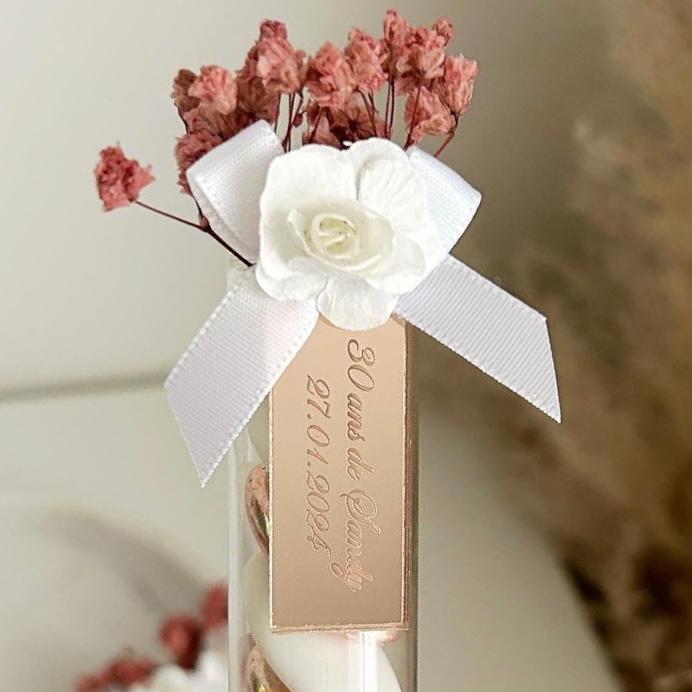 Tube de dragées Rose Gold avec fleurs séchées, nœud en satin et gravure personnalisée pour mariage