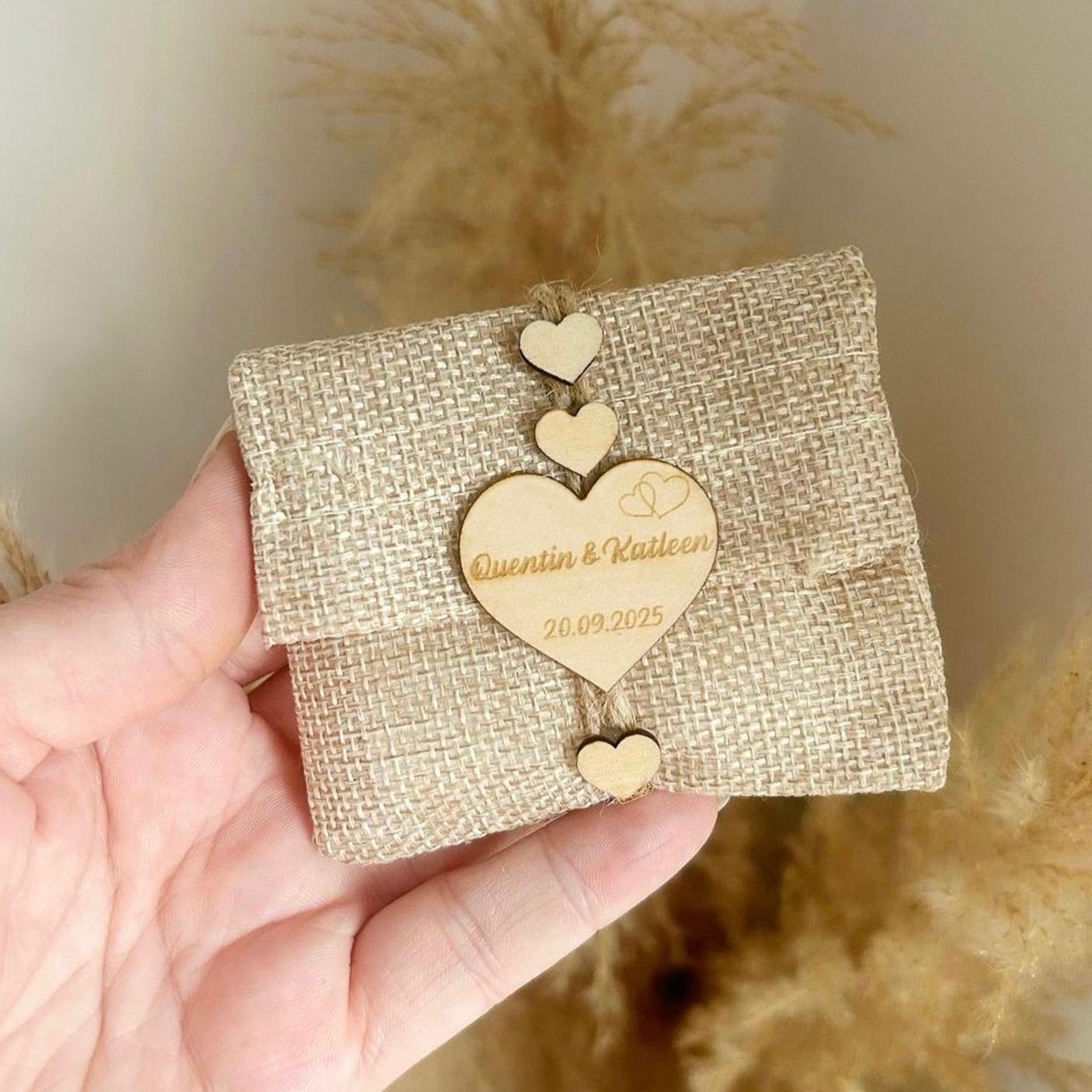 MON CADEAU INVITE - savon love personnalisé en toile de jute avec cœurs en bois et prénoms gravés cadeau invité mariage rustique et élégant