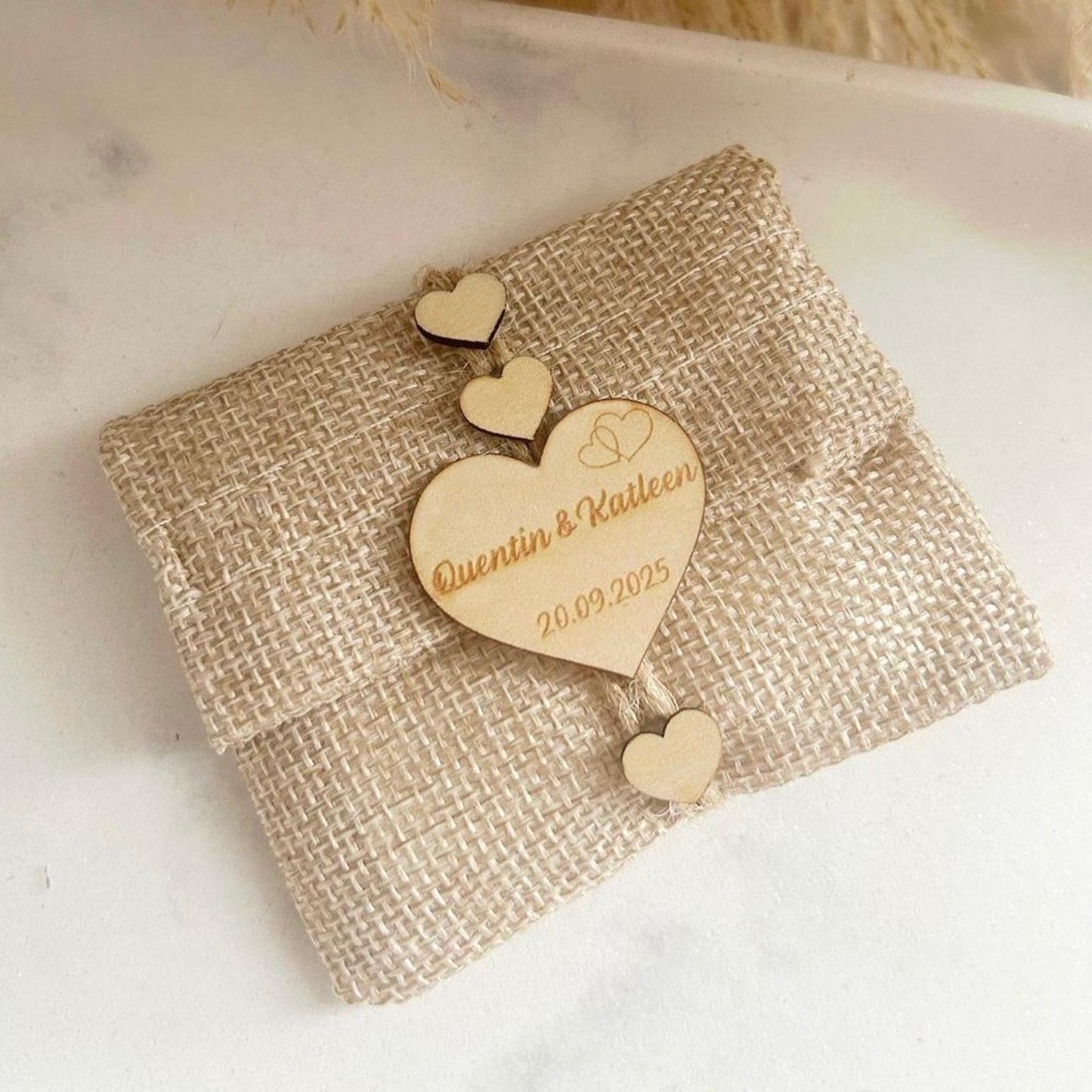 MON CADEAU INVITE - savon love personnalisé en toile de jute avec cœurs en bois et prénoms gravés cadeau invité mariage rustique et élégant