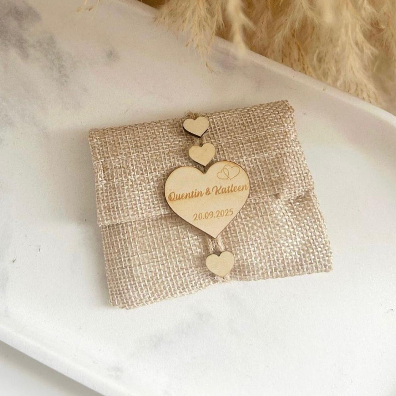 MON CADEAU INVITE - savon love personnalisé en toile de jute avec cœurs en bois et prénoms gravés cadeau invité mariage rustique et élégant