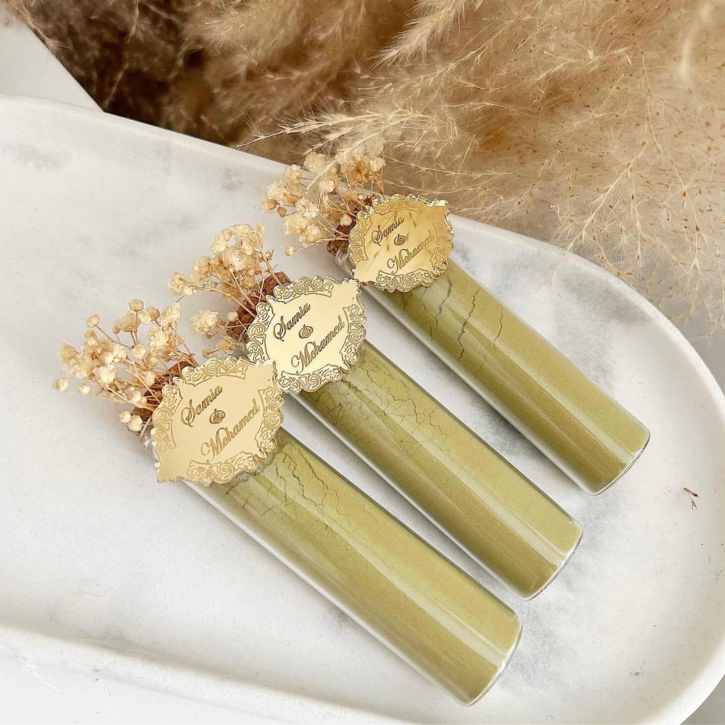 Un tube de henné élégant, décoré de fleurs séchées et d’un médaillon personnalisé : le petit détail raffiné qui sublime votre table et marque vos invités.