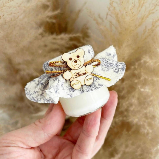 Bougie Jadore Cadeau invité baptême : bougie avec tissu marbré, nœud doré et décoration ourson en bois personnalisé.