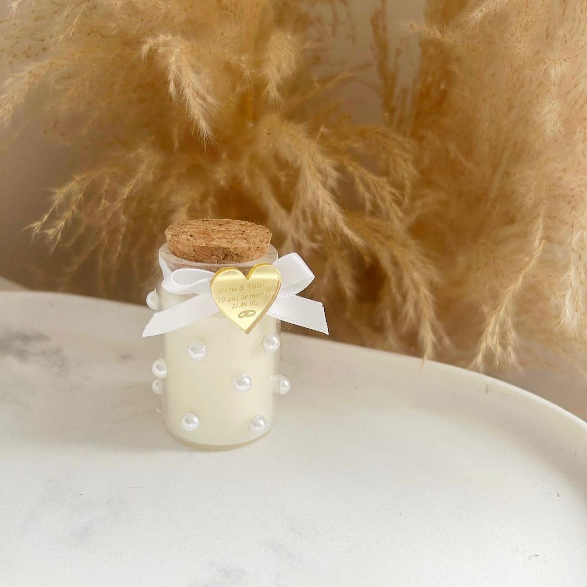 MON CADEAU INVITE - bougie perline personnalisée avec perles décoratives cœur doré et ruban blanc cadeau invité mariage élégant et raffiné