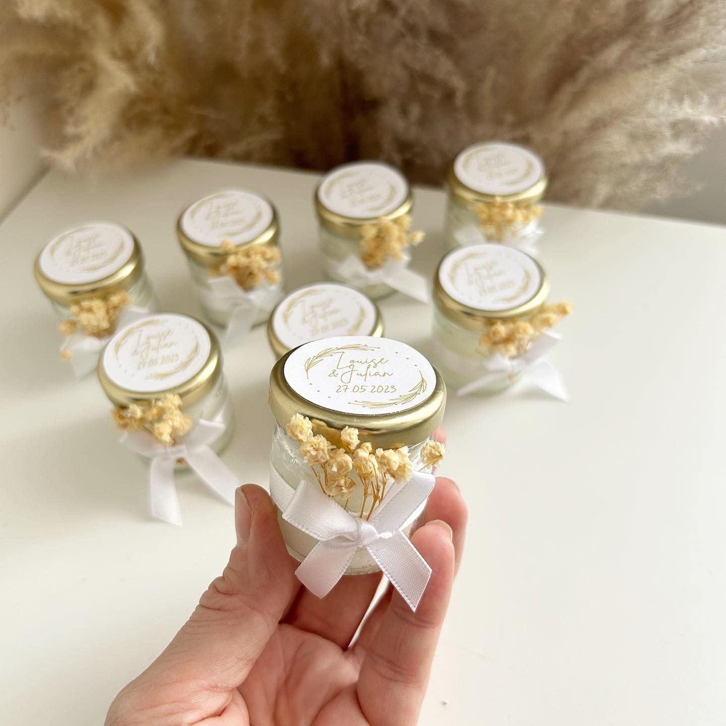 Bougie Gold personnalisée avec nœud en satin et fleurs séchées, cadeau invité mariage