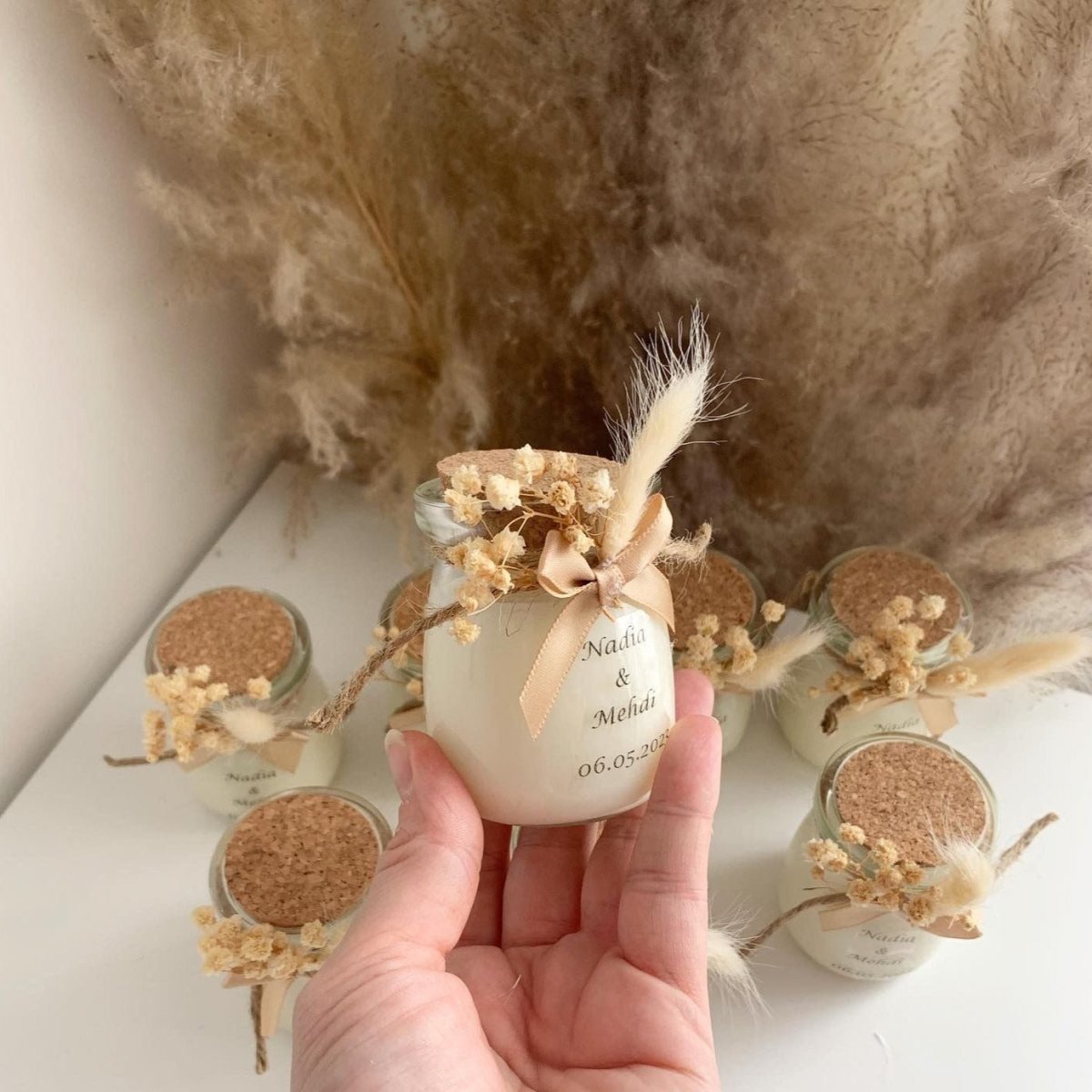 Bougie Pocahontas personnalisée avec couvercle en bois, fleurs séchées et nœud en satin, cadeau invité mariage ou baptême