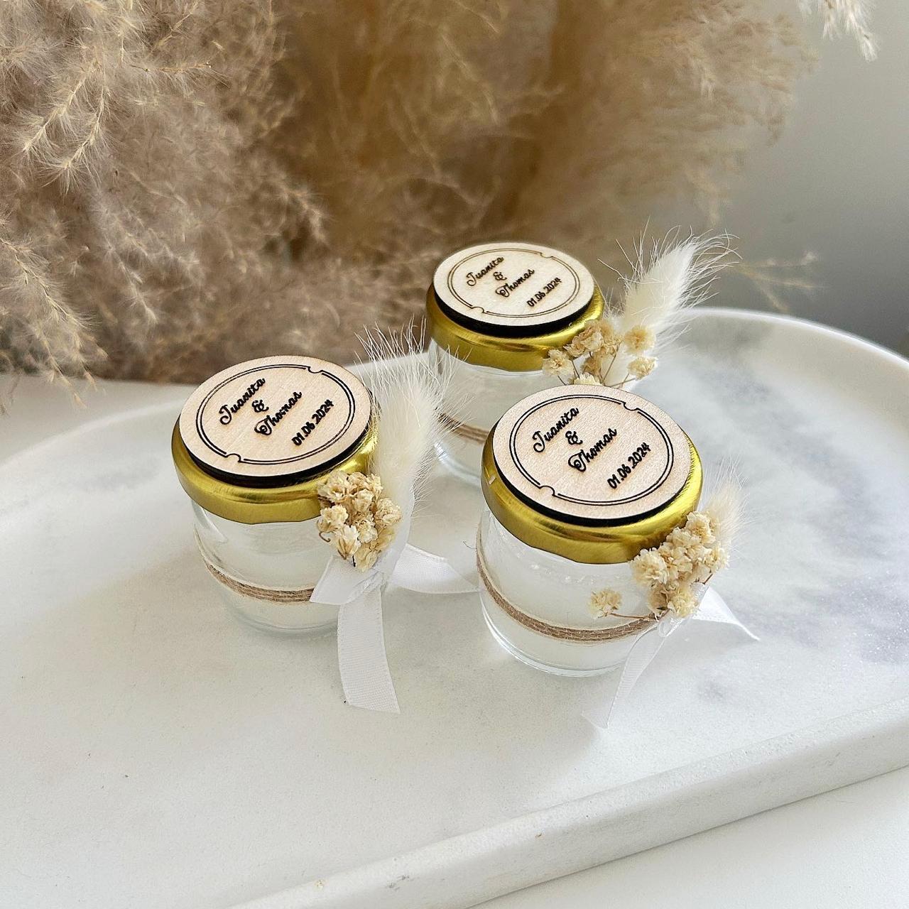 Bougie rustique personnalisée dans un petit pot en verre, couvercle doré, ruban blanc, fleurs séchées et plume, cadeau invité mariage.