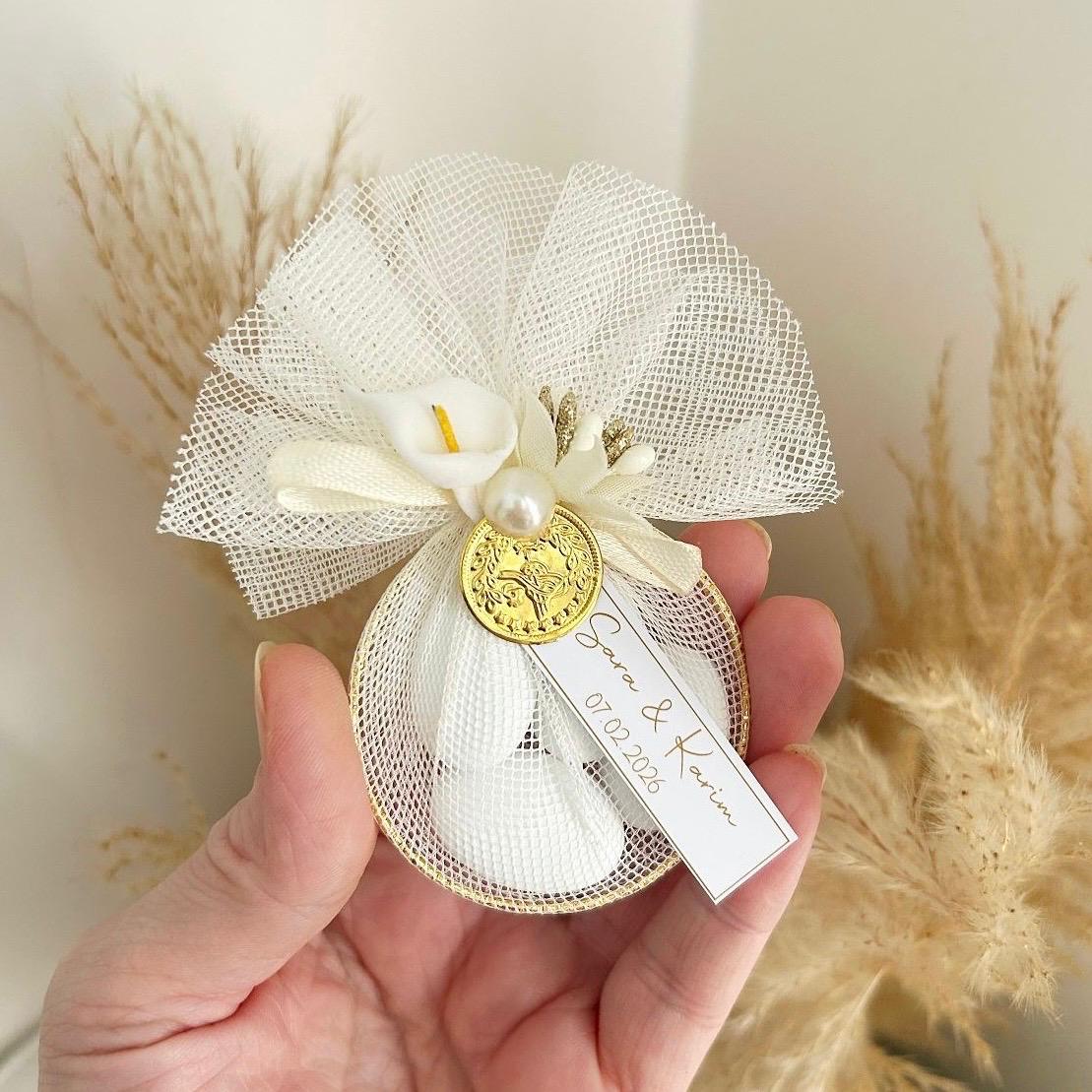 Dragées LOUISA en tulle ivoire avec médaille dorée et étiquette personnalisée - cadeau invité