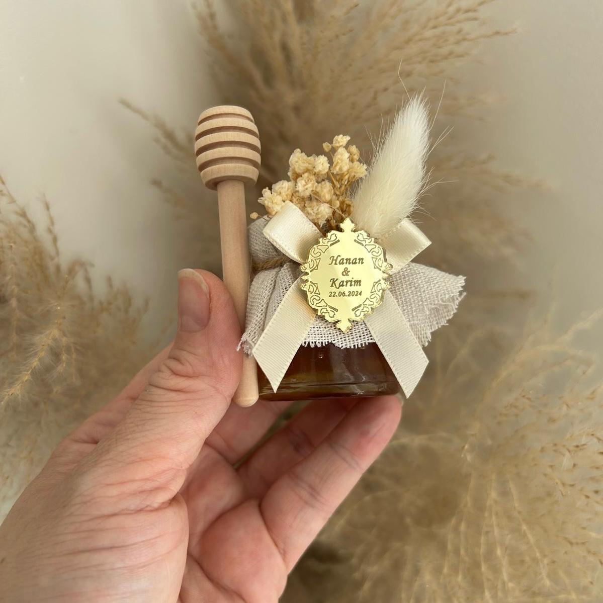 Cadeau invité mariage : pot de miel artisanal avec bâtonnet, décoration bohème (pampas, fleurs séchées) et personnalisation prénoms et date