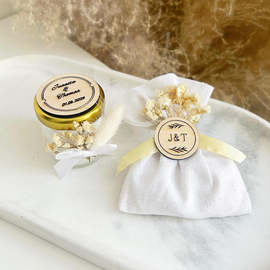 Bougie rustique personnalisée dans un petit pot en verre, couvercle doré, ruban blanc, fleurs séchées et plume, cadeau invité mariage.