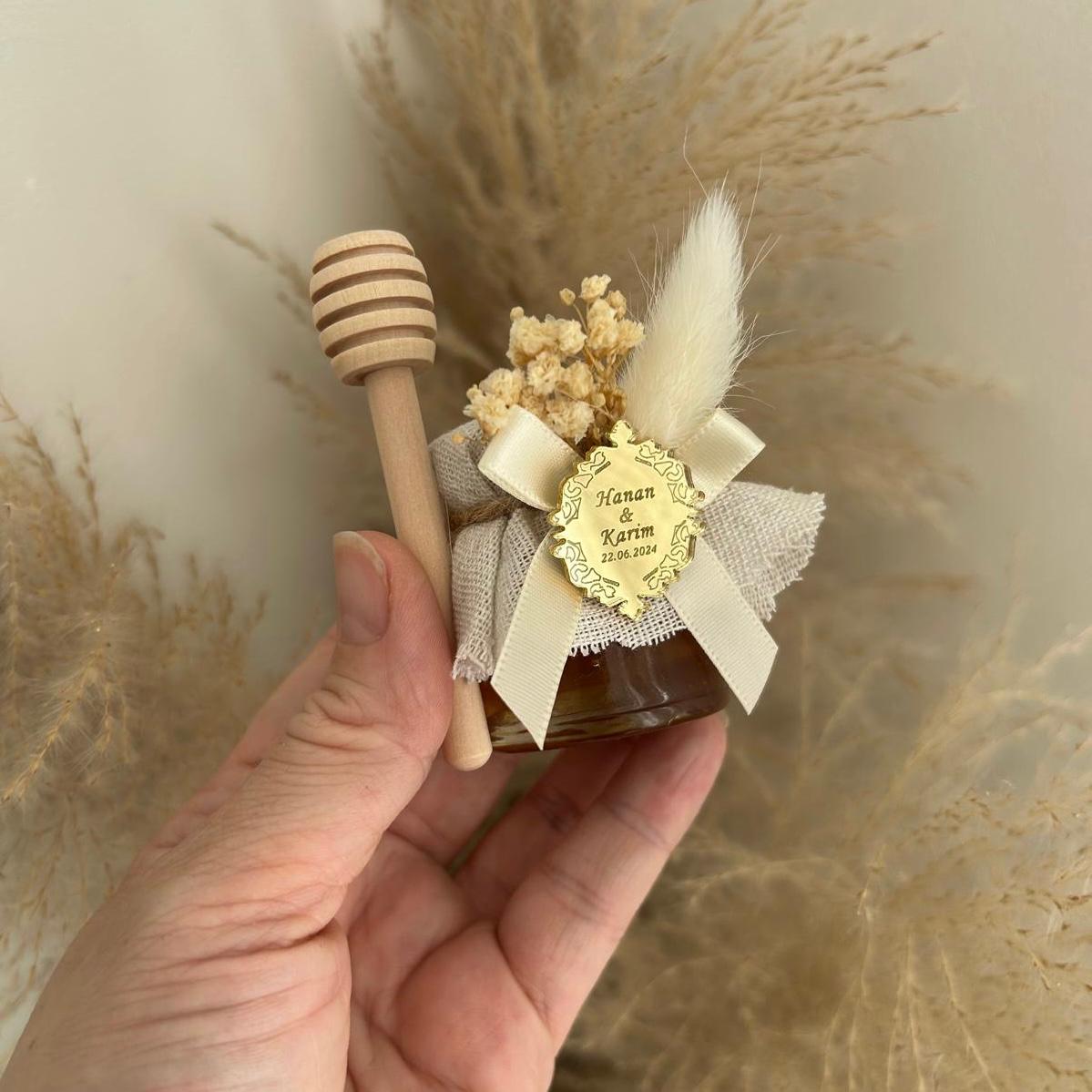 Cadeau invité mariage : pot de miel artisanal avec bâtonnet, décoration bohème (pampas, fleurs séchées) et personnalisation prénoms et date