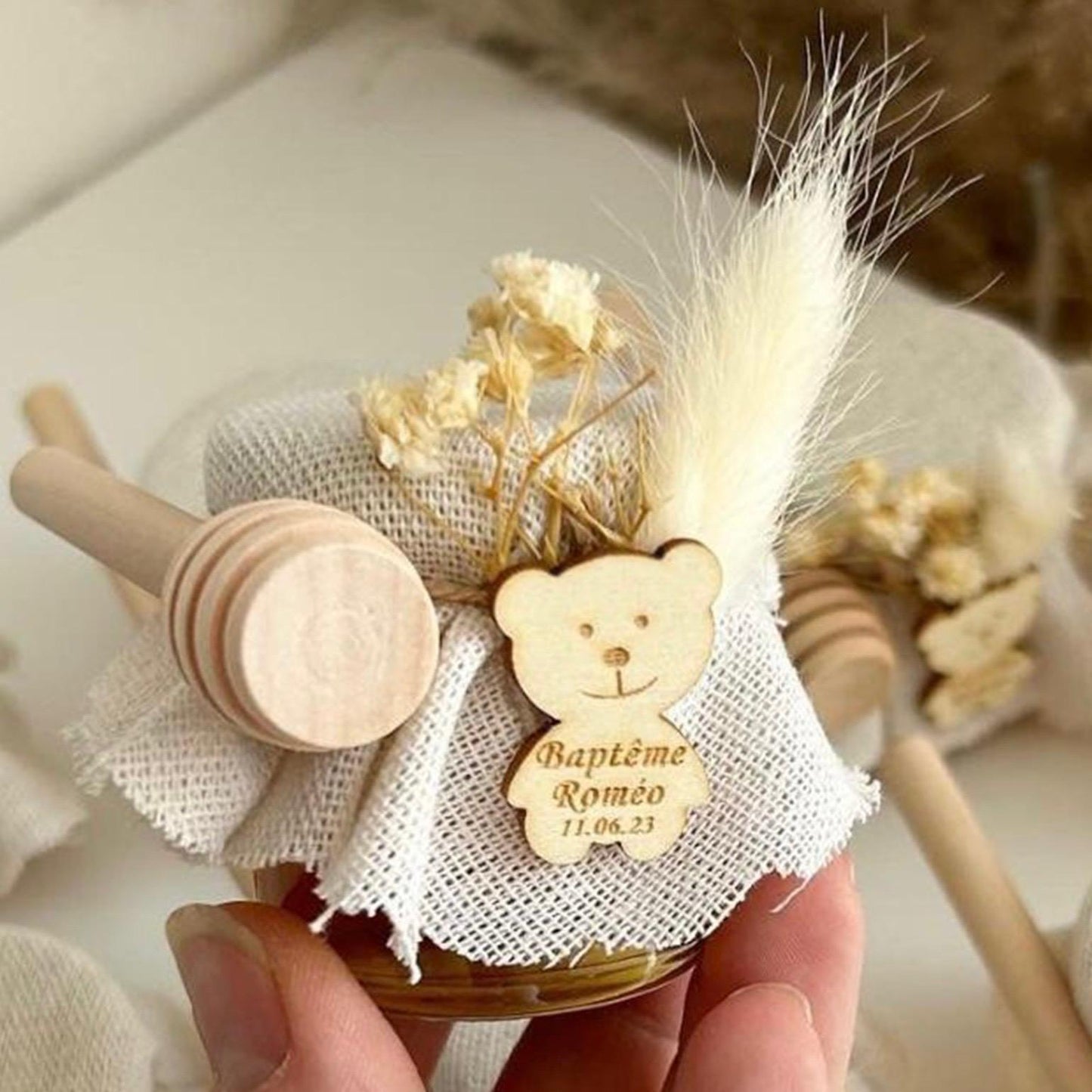 MON CADEAU INVITE - pot de miel ourson personnalisé baptême avec tissu lin fleurs séchées et bâton de miel cadeau invité doux et élégant