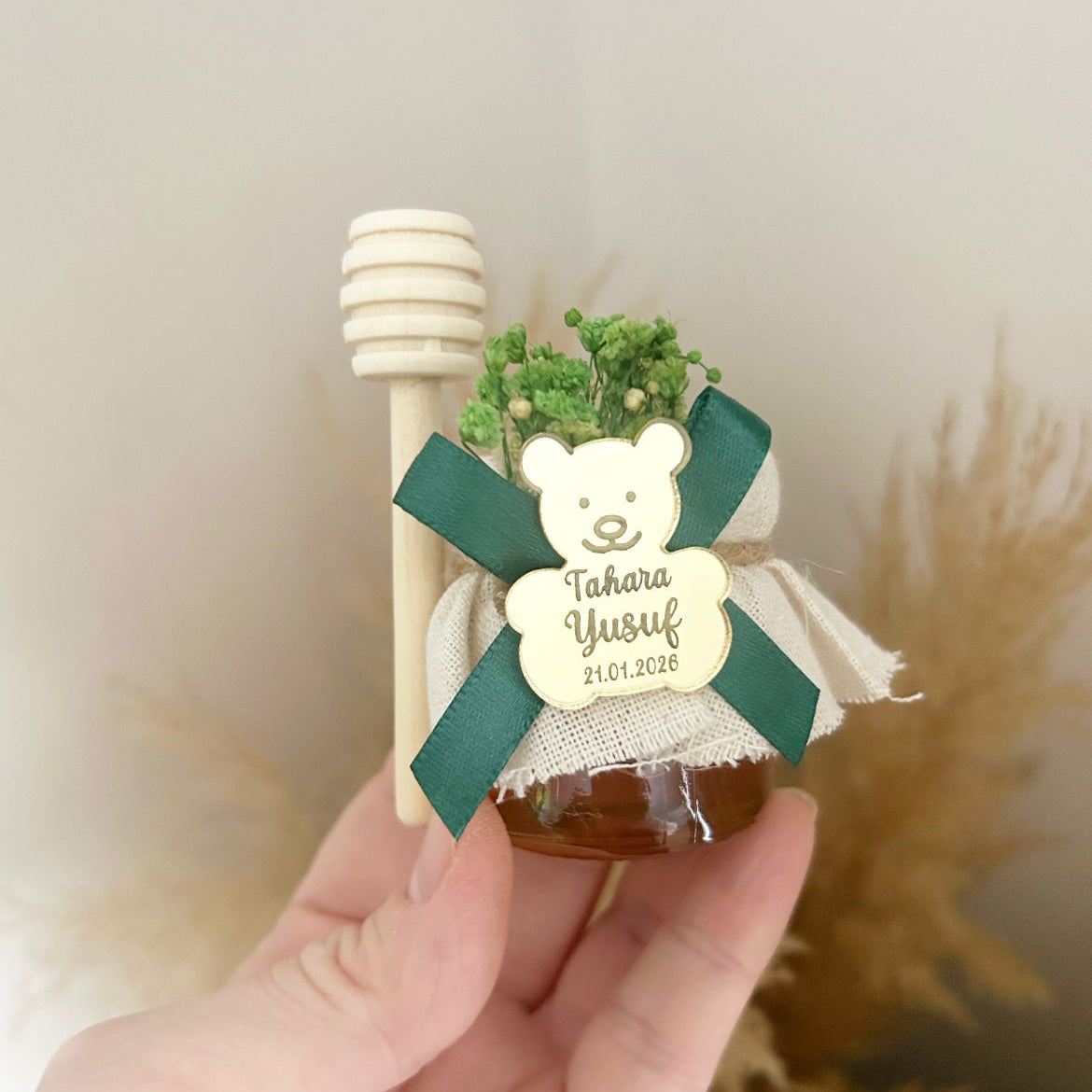 Pot de miel Tahara personnalisé avec ourson doré, ruban vert et cuillère à miel