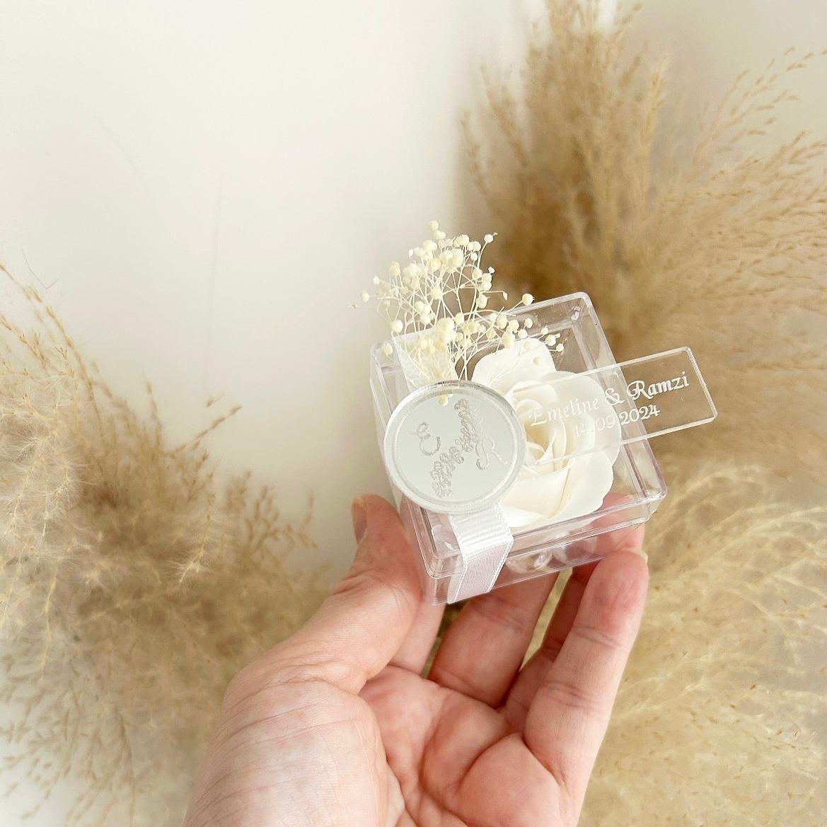 Rose de savon argentée Rose Savon Pure Argent tenue en main, souvenir délicat pour mariage